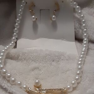 Gold and White Pearl Necklace Elegant Jewelry